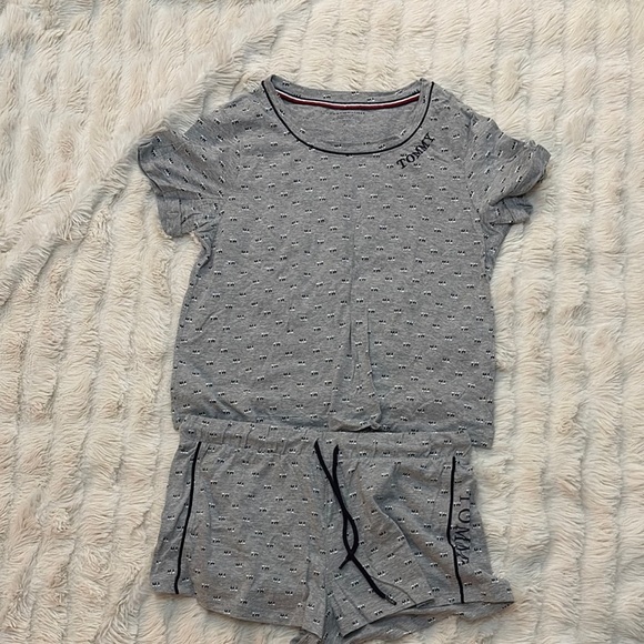 Tommy Hilfiger Gray Shorts And Top Sleep Set Size Medium - Picture 2 of 7